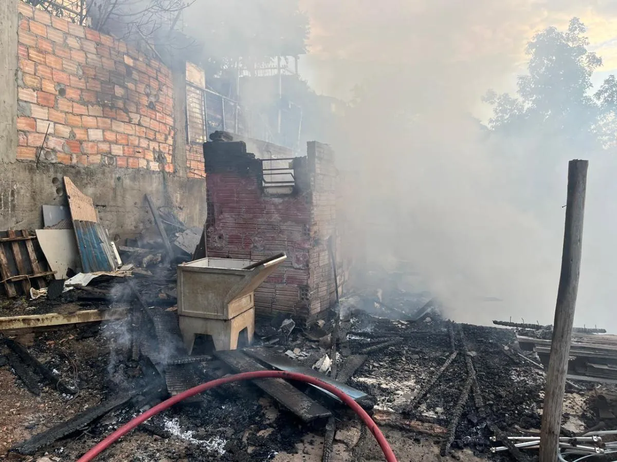 Possível incêndio criminoso destrói casa em Herval d’Oeste