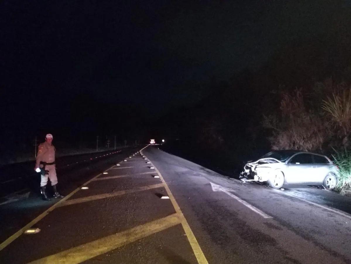 Motorista perde a direção e colide veículo contra barranco em Luzerna