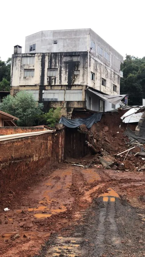 5 residências são interditadas após desmoronamento de terra em Joaçaba