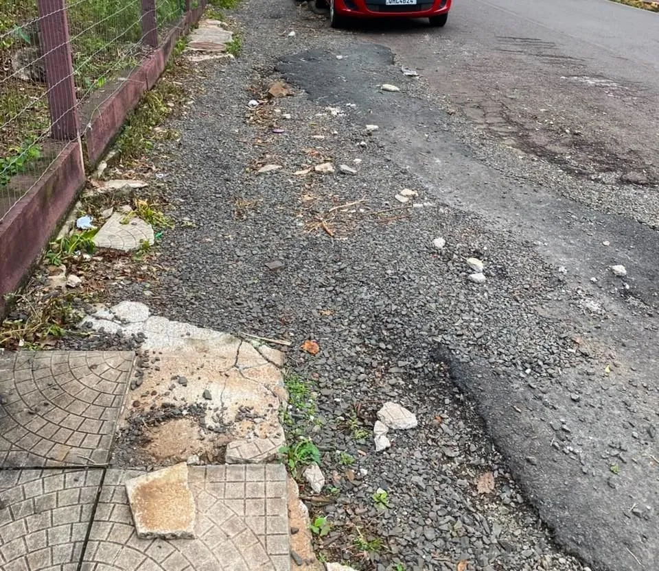 Vereador solicita reconstrução de calçada na Rua José Bonifácio, centro de Herval d’Oeste
