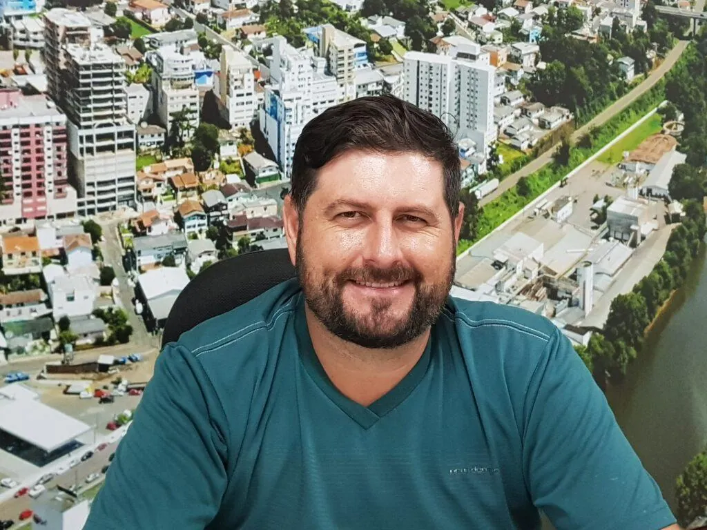 Vereador Everton Parisenti requer com urgência a implantação de camada asfáltica na Rua Pedro Paludo
