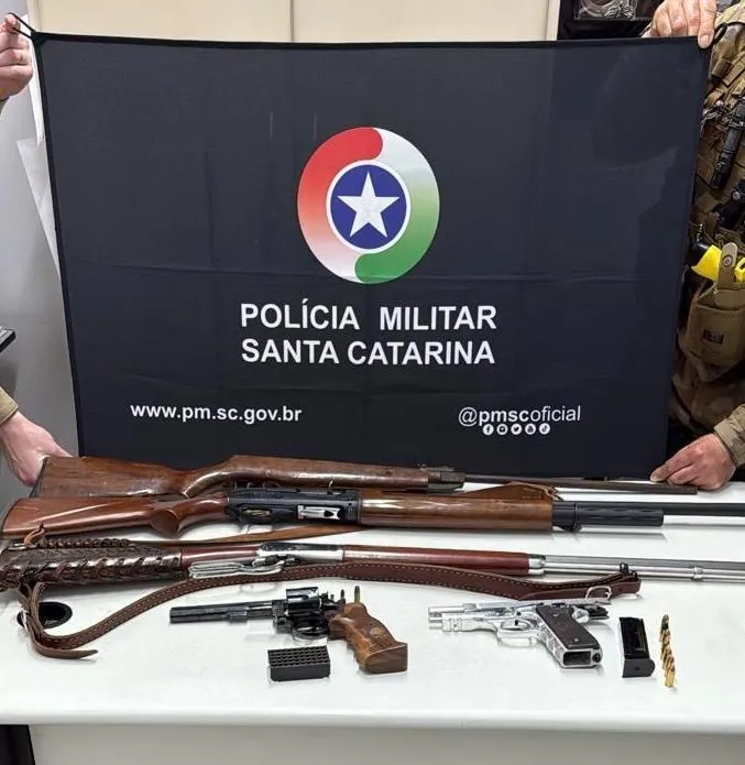 Homem é baleado no interior de Erval Velho. Envolvidos foram presos e as armas apreendidas
