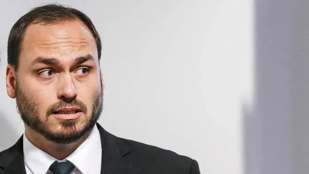 Carlos Bolsonaro lidera disputa ao Senado em SC