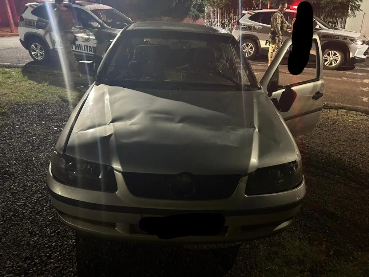 Homem é preso por dirigir bêbado e com o capô do carro levantado em Herval d’Oeste