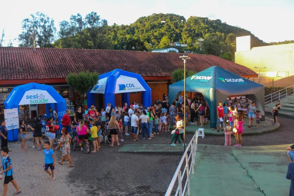 Centenas de crianças participaram das festividades na Praça da Estação em Herval d’Oeste