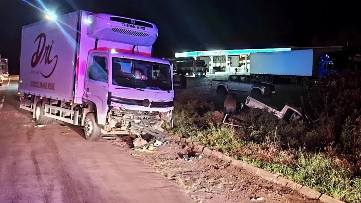 Motorista morre após colisão entre carro e caminhão na BR-282, em Vargem Bonita
