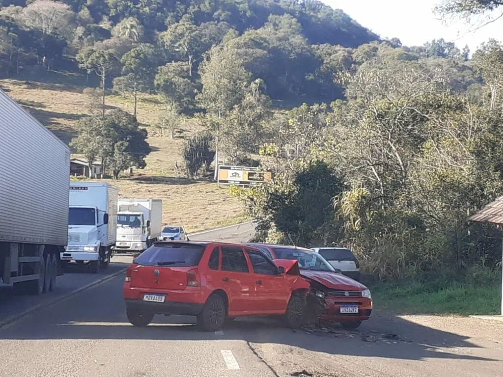 Colisão envolve dois carros na SC-135, em Luzerna