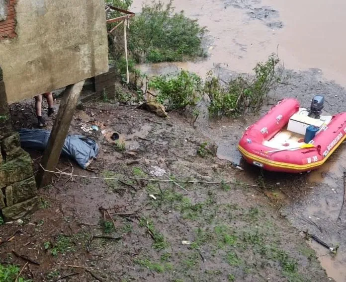 Bombeiros resgatam corpo no Rio do Peixe