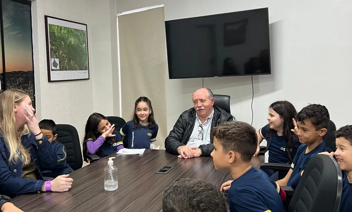 Alunos do CERT visitam gabinete do prefeito de Joaçaba