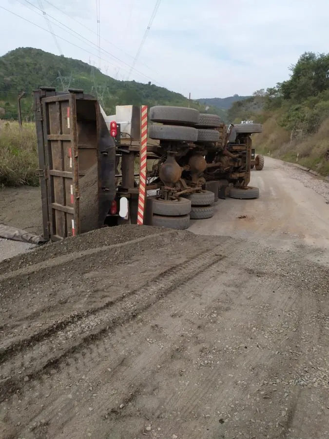 Motorista fica ferido após caminhão tombar no interior de Piratuba