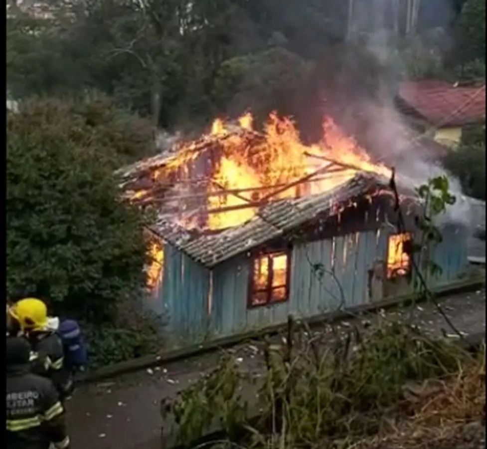 Casa é consumida pelo fogo em Luzerna