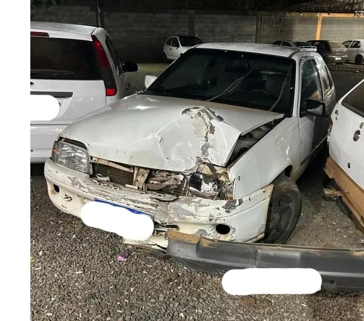 Mulher embriagada colide veículo em portão de clube e em veículos estacionados, em Catanduvas