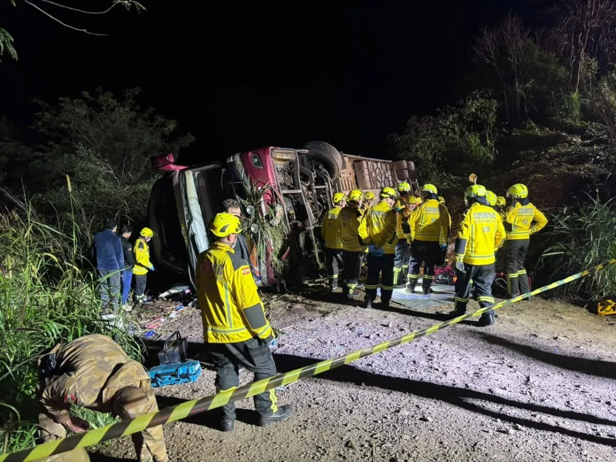 Ônibus sai da pista, cai em ribanceira e deixa três mortos na SC-492