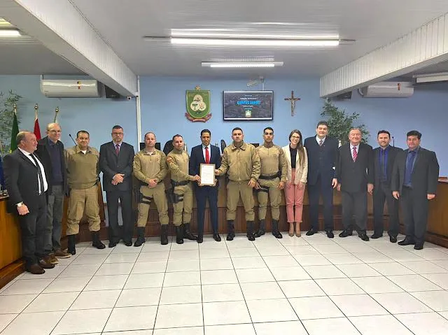 PMs que prenderam acusados de tentar contra vida de sargento de Ibiam são homenageados
