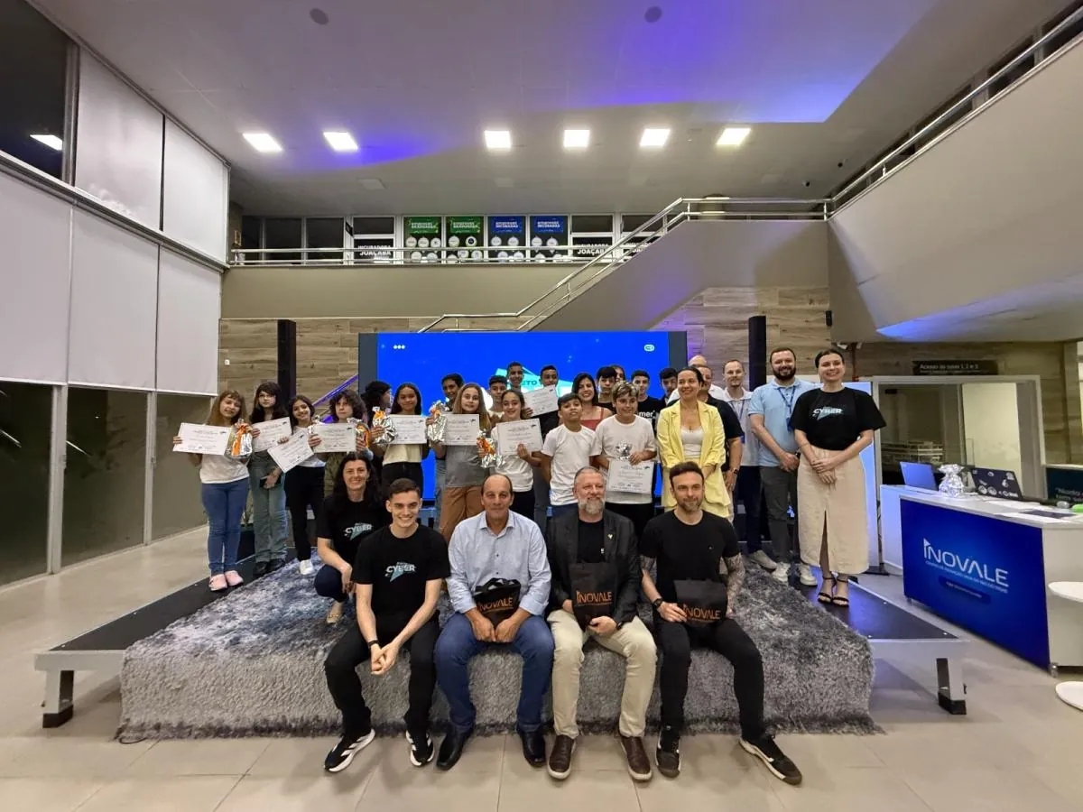 Joaçaba conclui novas turmas do Cyber Maker e Cyber Dev e amplia formação tecnológica dos alunos