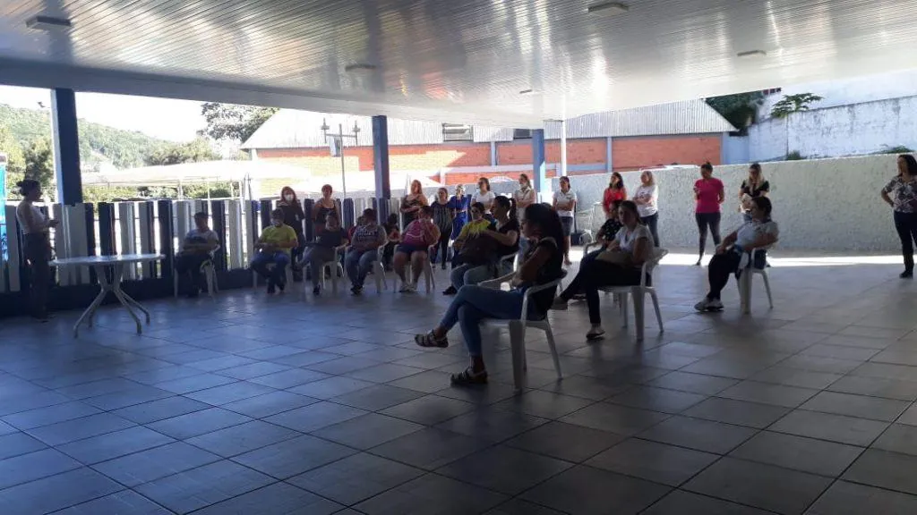 Pessoas aguardam atendimento do Centro de Triagem