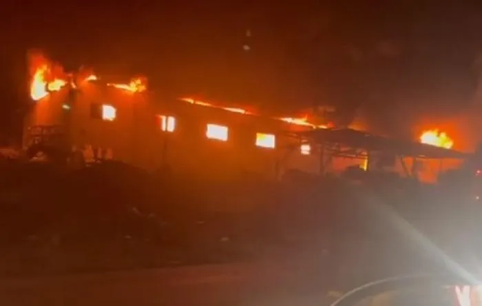 Incêndio atinge ferro velho em Caçador