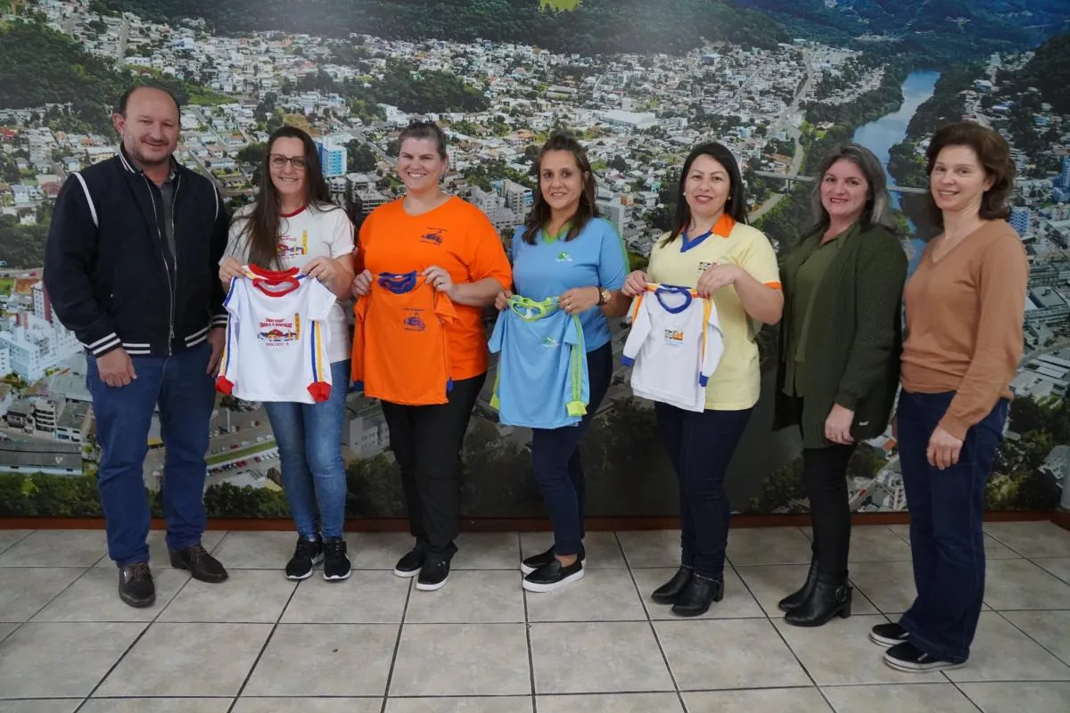 Realizada a entrega simbólica de uniformes da educação infantil (creches) da rede municipal de ensino de Herval d’Oeste