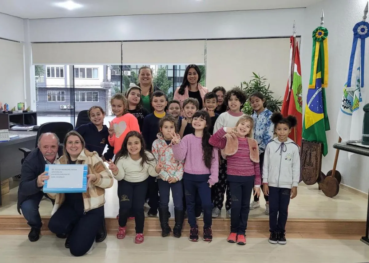Alunos da Escola Municipal Nossa Senhora de Lourdes entregam cartinhas e doações para Crianças Atingidas pelas Chuvas no RS