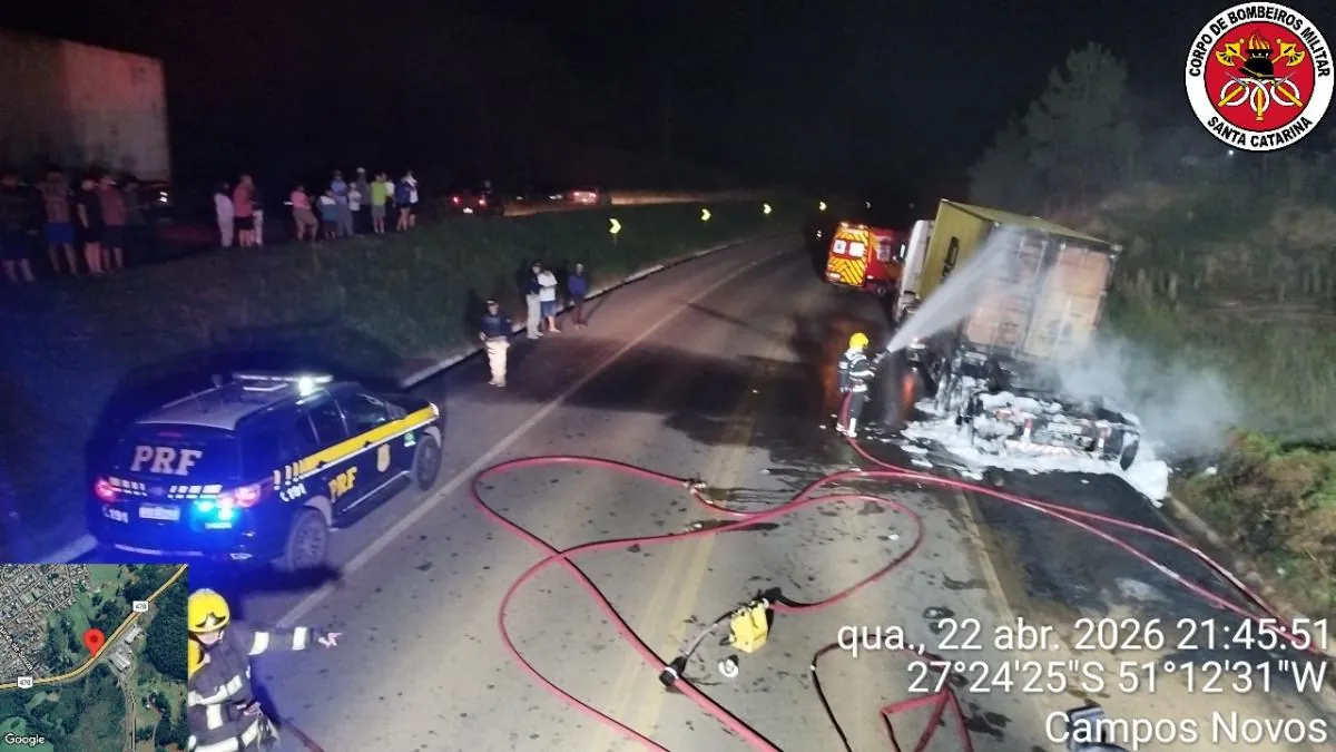 Caminhão carregado de vidro pega fogo na BR-470, em Campos Novos