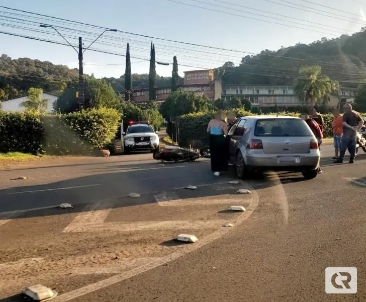 Motociclista fica ferida após colisão em frente ao antigo Seminário de Luzerna
