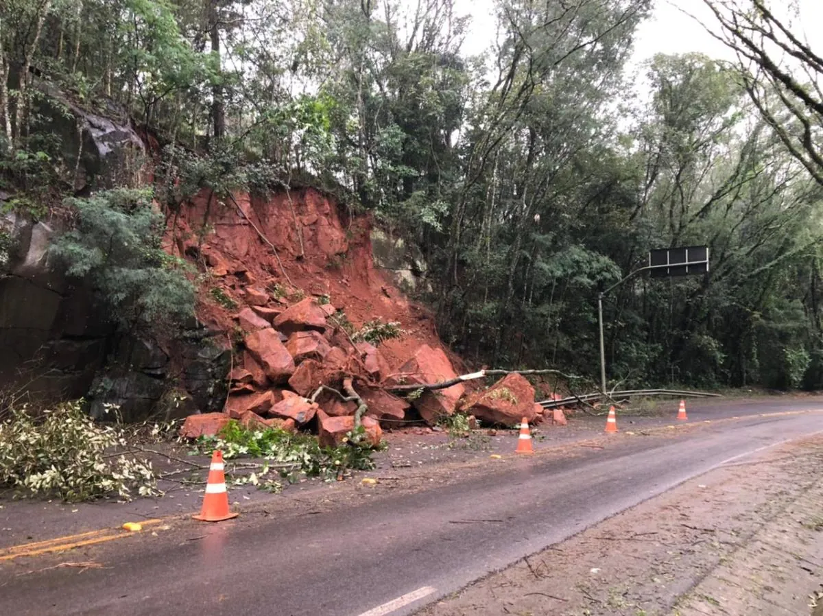 Queda de barreira deixa rodovia em meia pista no trecho entre Luzerna e Ibicaré