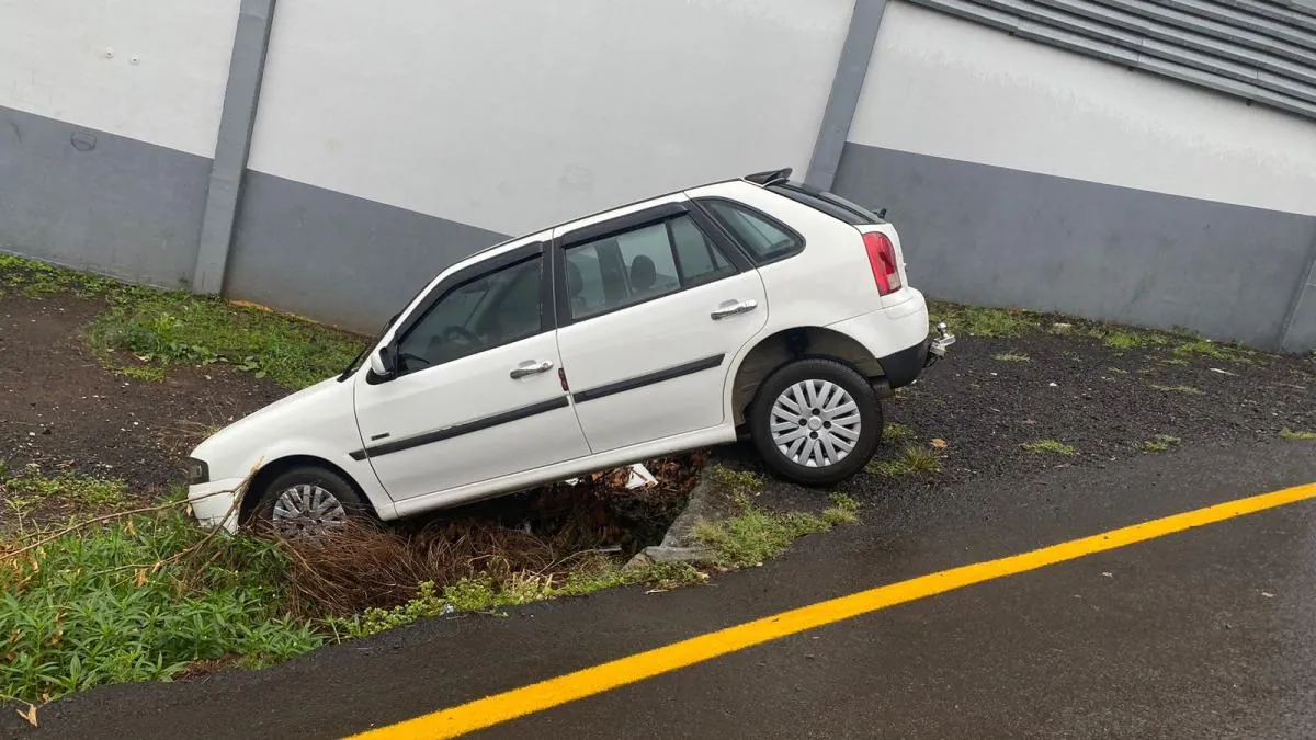 Vereador pede colocação de defensa metálica no estacionamento da Escola Adolfo Becker