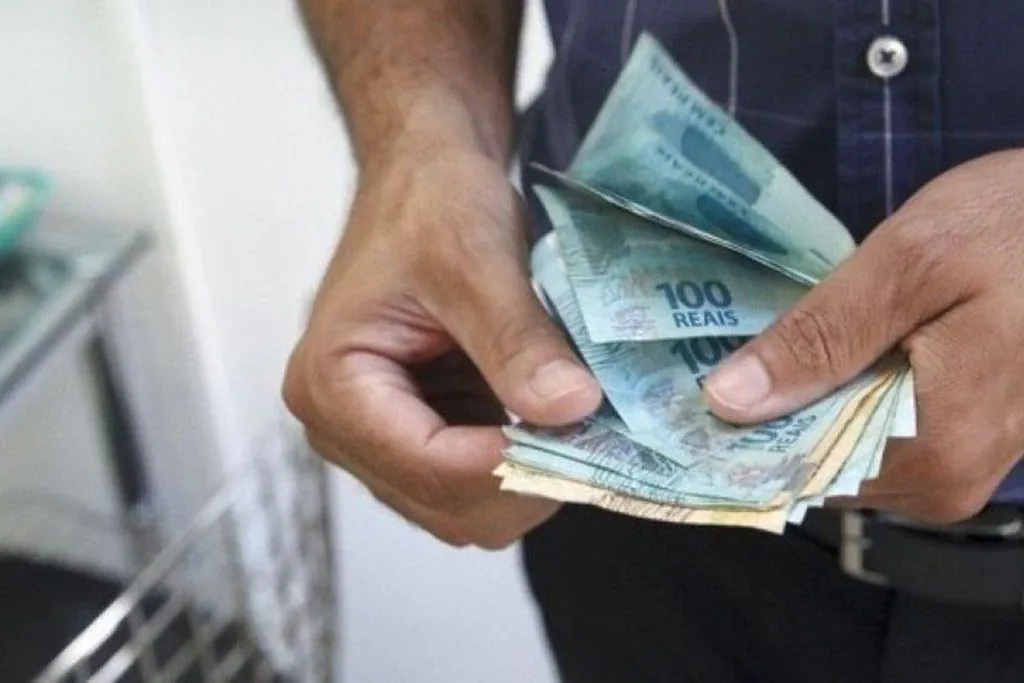 Governo eleva salário mínimo para R$ 1.045