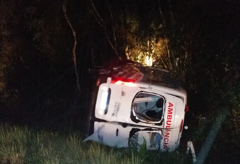 Ambulância bate em van e deixa feridos na BR-470