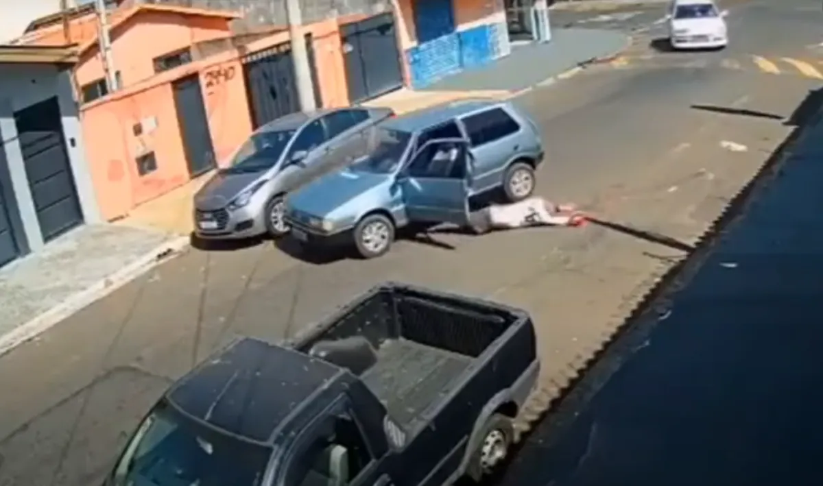 VÍDEO: Motorista sem cinto de segurança cai do veículo ao virar esquina