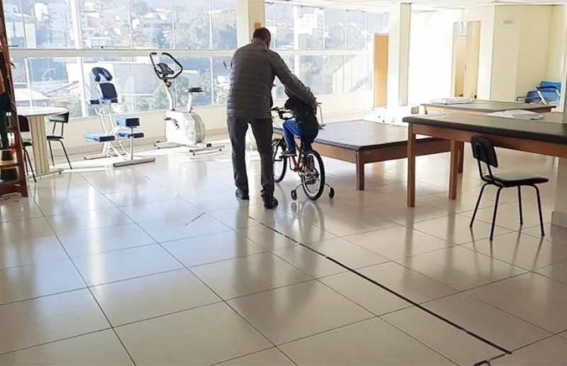 Projeto de próteses da Unoesc entrega bicicleta adaptada para paciente