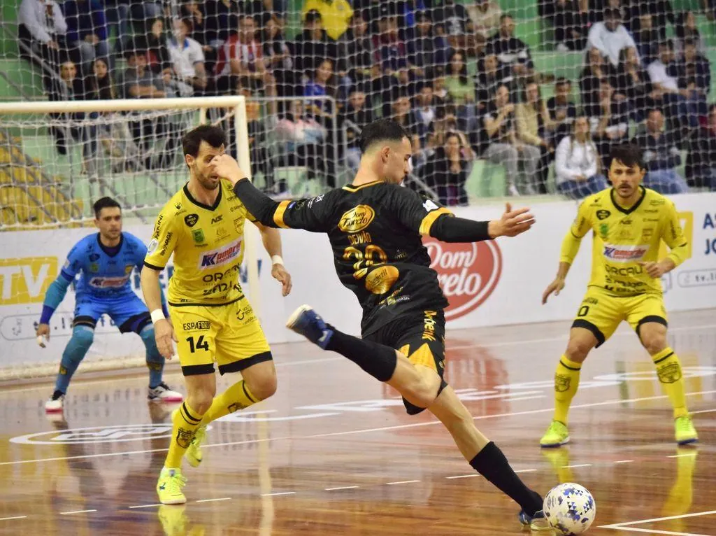 Seis dos oito mandantes largam na frente na ida das oitavas de final da Liga Nacional de Futsal