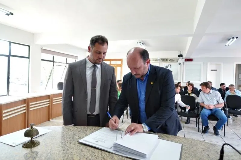 Certidão de Regularização de terrenos é assinada em Herval