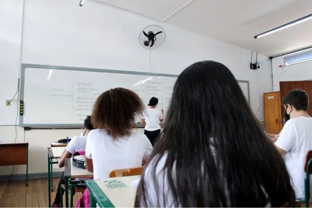 Alunos carentes poderão receber mais de R$ 6 mil reais do estado através da Bolsa Estudantes