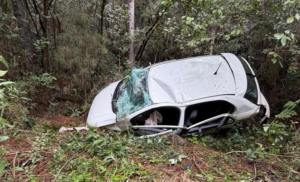Quatro pessoas ficam feridas após carro cair de ribanceira de 30 metros em Catanduvas