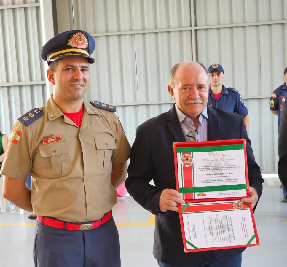 Prefeito Dioclésio Ragnini recebe título honorário de Amigo do Corpo de Bombeiros Militar