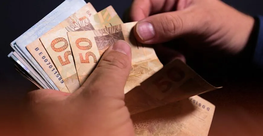 Primeira parcela do 13º salário deve ser paga até esta sexta feira