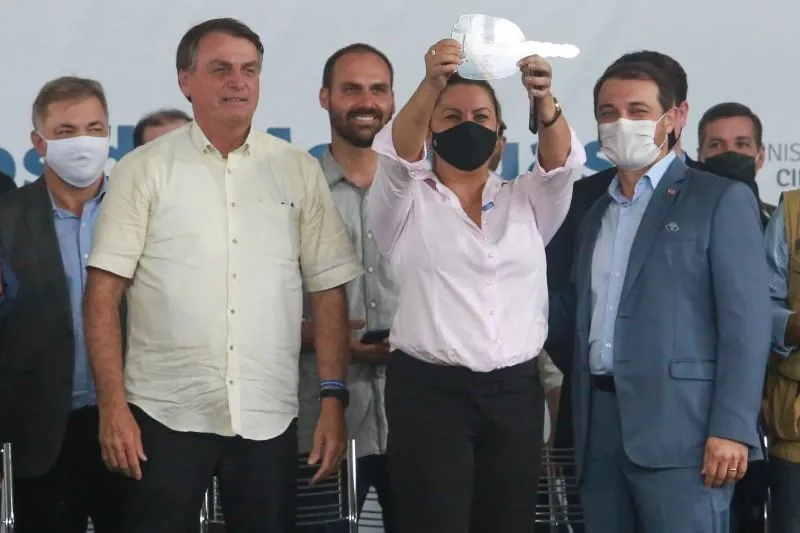 Bolsonaro acompanha entrega de veículos para assistência social em SC