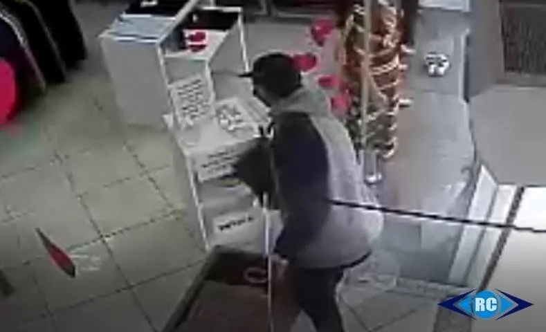 Homem furta calcinhas e camisetas de loja
