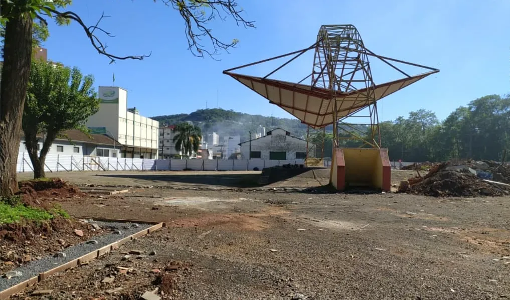 Obras de revitalização da Praça Engenheiro Daniel Olímpio da Rocha avançam em Herval d’Oeste