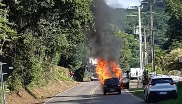 Veículo pega fogo na SC-150 em Luzerna