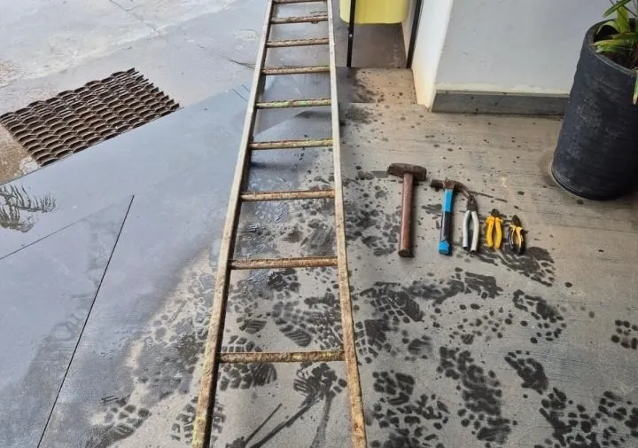 Homem é preso após ser flagrado com escada e ferramentas furtadas de obra em Campos Novos