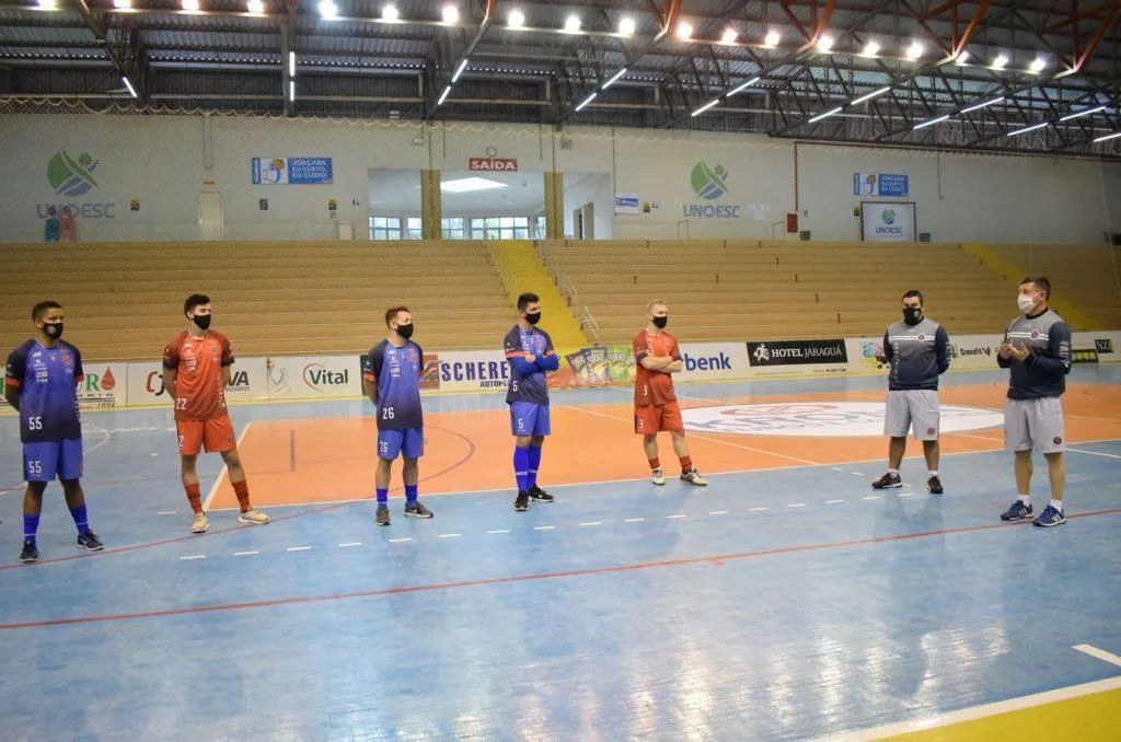 Equipe do Joaçaba Futsal recebendo orientações