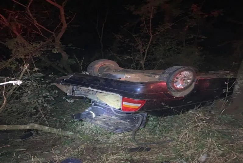 Motorista fica preso embaixo de veículo após capotamento