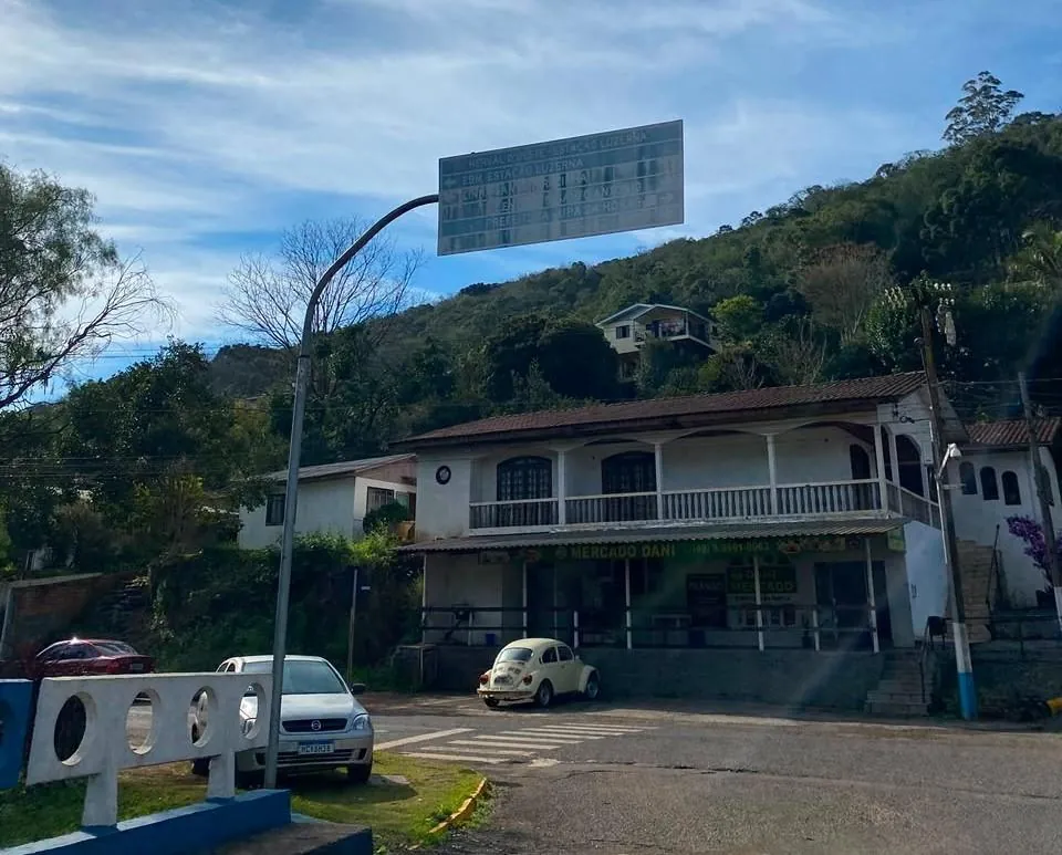 Vereador quer a substituição de placa de identificação na entrada de Herval d’Oeste