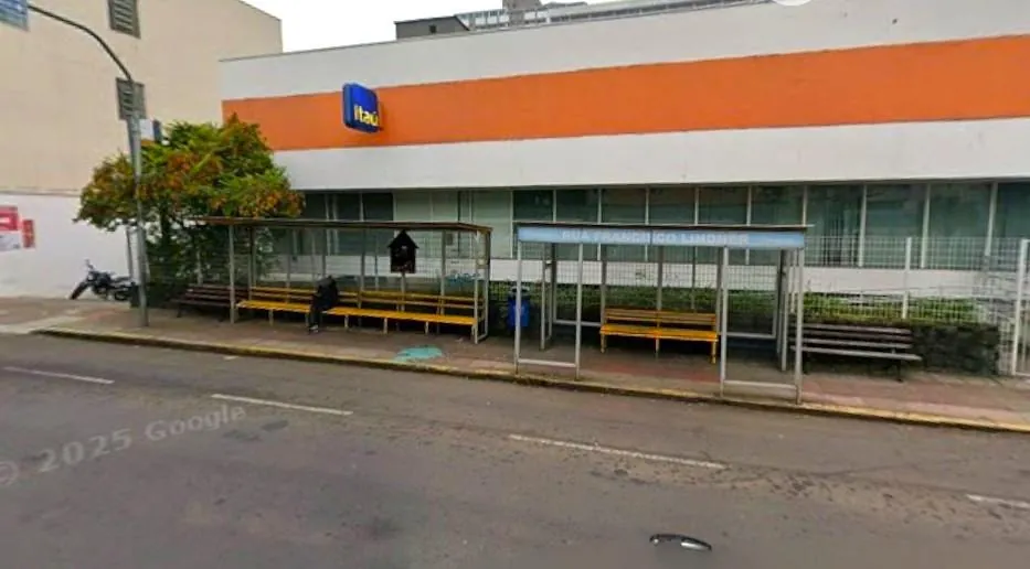 Vereador Alcione Marchezini pede reforma de ponto de ônibus no Centro de Joaçaba