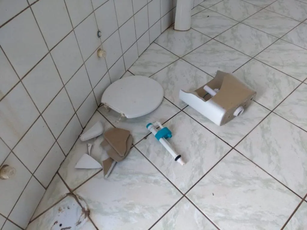 Vândalos depredam novamente banheiro público em Herval