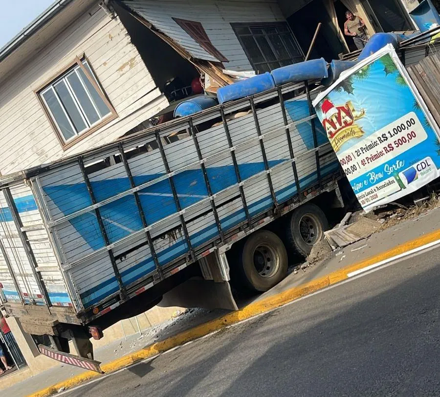 Caminhão desgovernado atinge edificação e deixa 3 pessoas presas às ferragens em Ibicaré