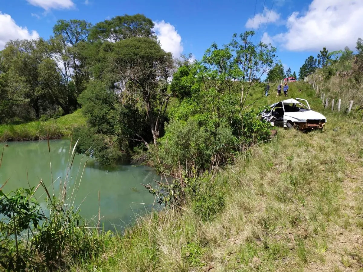 Homem é encontrado morto em açude após carro sair da pista e capotar em ribanceira