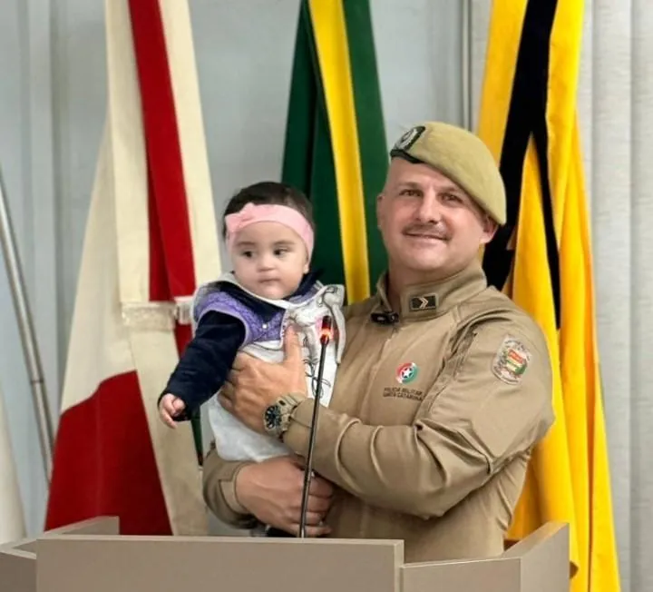 Policial Militar que salvou vida de bebê engasgada recebe Moção de Aplauso em Herval d’Oeste